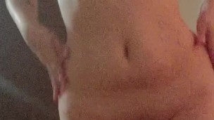 فتاة مغربية تعرض جسدها على حبيبها المسافر