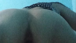 Me vengo  a chorros duro me masturbo co cepillo de peinar