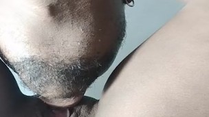 La esposa de mi mejor amigo viene a mi casa a recibir una buena dosis de sexo oral, queda bien mojad