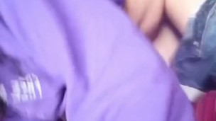 Le mando hacer un trabajo a la nerd de la escuela y le pago mamándole el culo